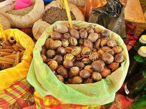 Venta de nuez moscada a granel en el mercado