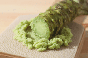 Muestra el rábano Wasabi y la pasta que se crea con la raíz del rábano